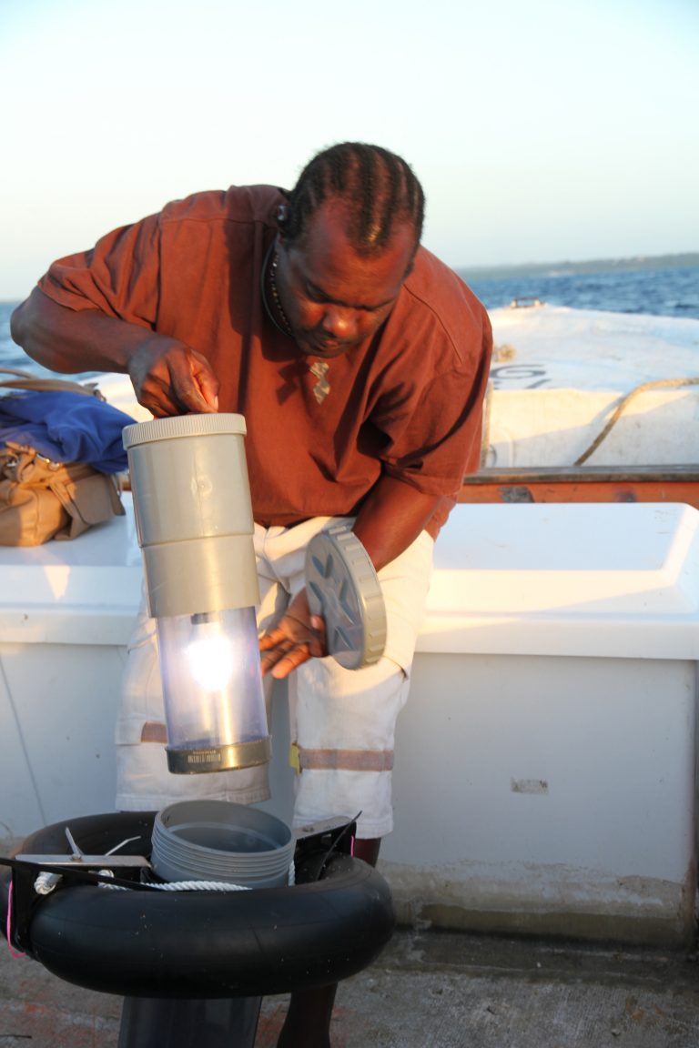 Petits fonds côtiers : Capture de post-larves de poissons